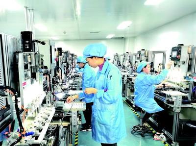 「圖片新聞」甘肅康視達科技集團工人正在隱形眼鏡生產(chǎn)線上作業(yè)
