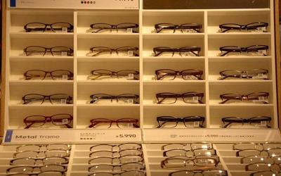 曝光內幕:為什么有的眼鏡店顧客少得可憐,卻不倒閉?